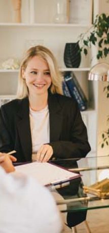 happy-couple-having-conversation-with-real-estate-2022-06-15-15-44-07-utc.jpg trato al vecino